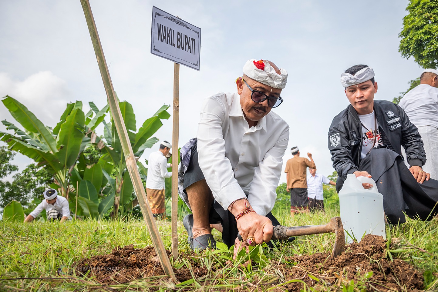 Wakil Bupati Bangli I Wayan Diar memimpin penanaman pohon di Pura Pucak Hyang Wukir, Bangli, Sabtu (25/10/2025).