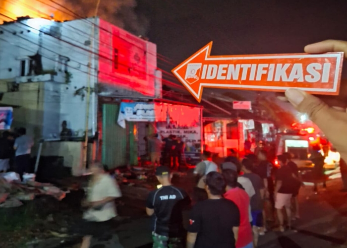 TERBAKAR : Kebakaran lantai dua toko plastic anggun di Desa Pandak Gede Kecamatan Kediri Kabupaten Tabanan Minggu malam lalu.