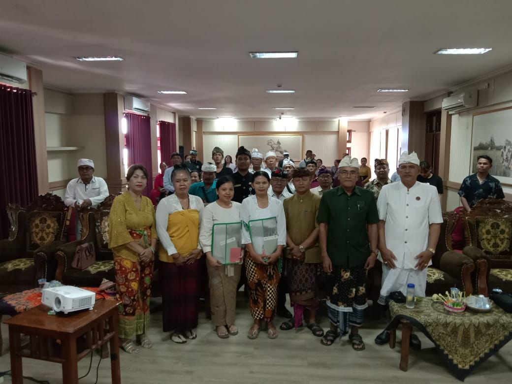 Puluhan dharmika saat mengikuti pembinaan yang diselenggarakan PHDI Kecamatan Buleleng, Minggu (26/10)