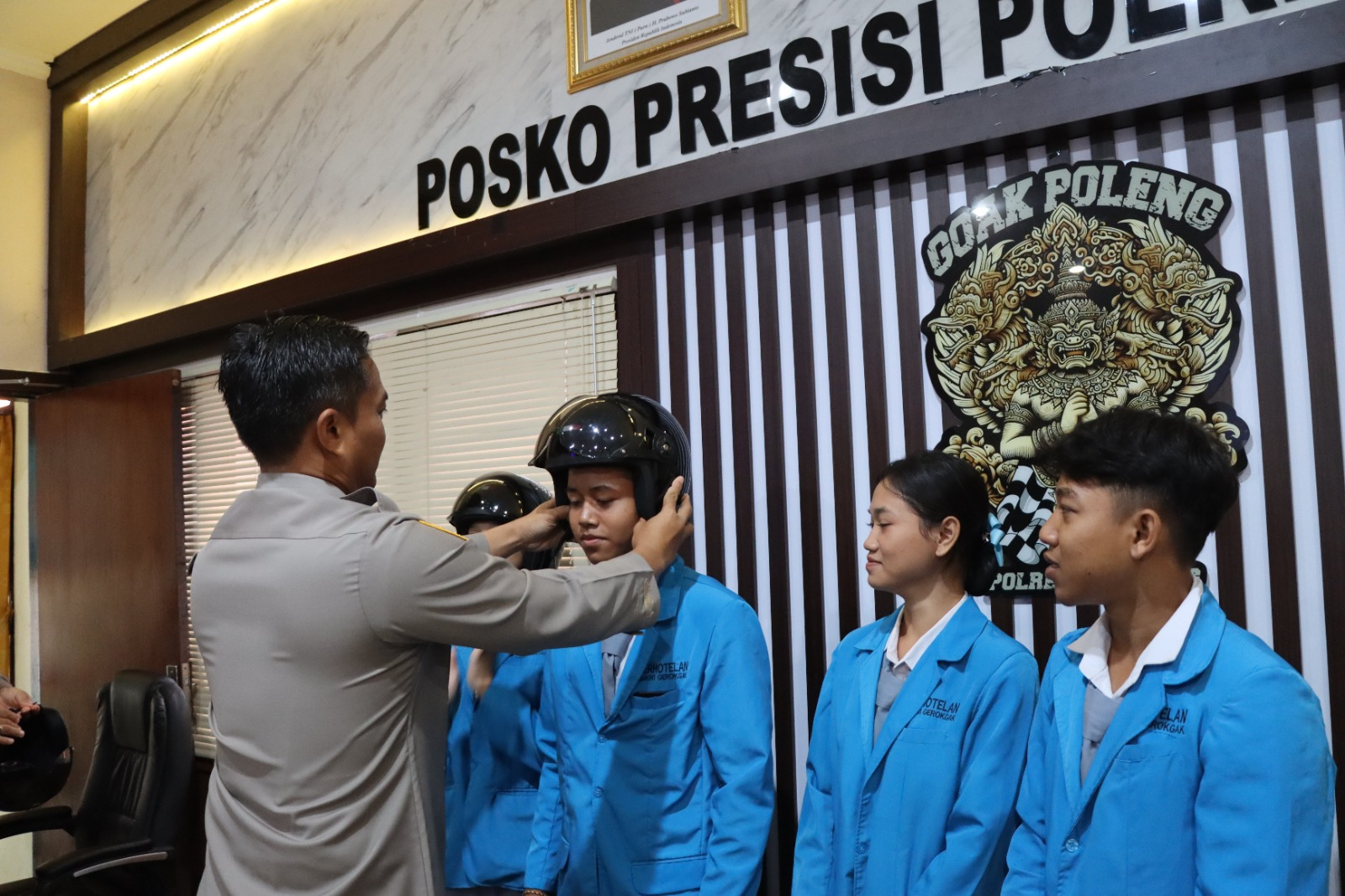 Penyerahan penghargaan dari Polres Buleleng kepada SMKN 1 Gerokgak