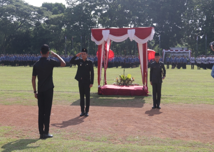 APEL : Bupati Kembang saat memimpin apel peringatan Hari Sumpah Pemuda ke-97 tahun 2025 yang digelar di Stadion Pecangakan Negara, Selasa (28/10).