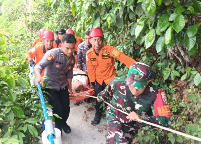 JATUH : Seorang wisatawan asal Amerika Serikat mengalami insiden nahas saat menuruni tangga menuju Pantai Atuh, Desa Pejukutan, Kecamatan Nusa Penida, Selasa (28/10/2025).