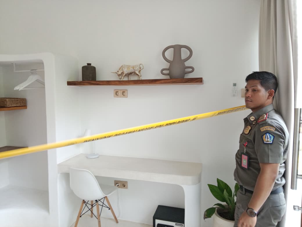 Satpol PP Badung saat memasang Pol PP Line dibsalah satu bangunan vila yang melanggar di Desa Canggu, Kuta Utara, Selasa (28/10).