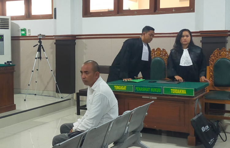 Terdakwa Mangku Luwes menjalani sidang tuntutan di PN Bangli, Selasa (28/10).