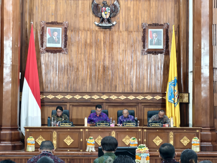 SAH: Rapat Paripurna ke-10 Masa Persidangan I Tahun Sidang 2025&ndash;2026 di Gedung DPRD Bali, Selasa (28/10).