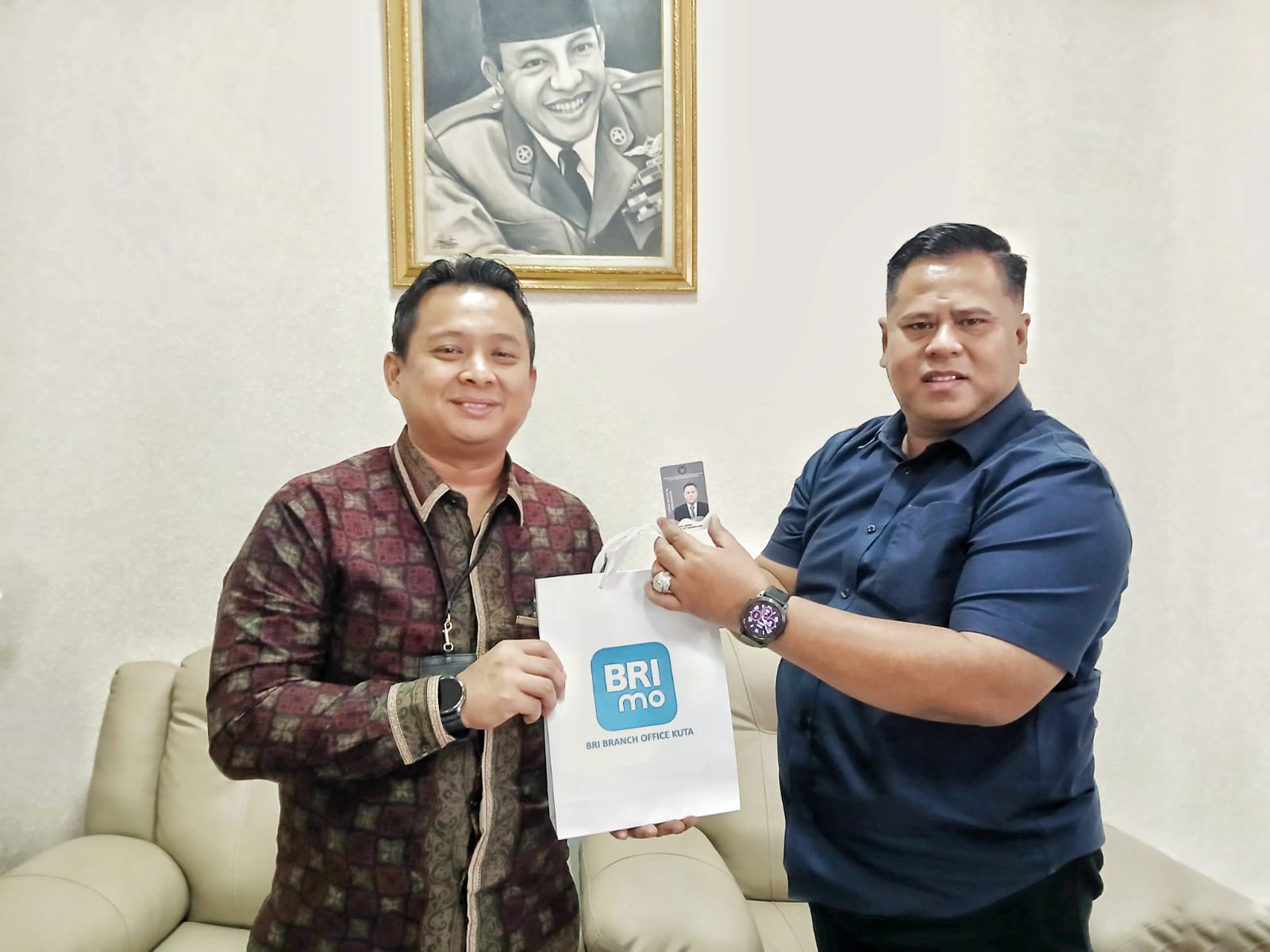 DIGITALISASI: Penyerahan secara simbolis dilakukan oleh Pemimpin Cabang BRI Kuta, Azdy Fransedo, kepada Kepala Lapas Kerobokan, Hudi Ismono, pada Selasa (14/10)