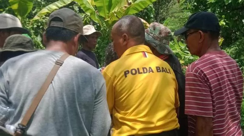 Proses evakuasi lansia hilang di pinggir hutan di Banjar Dinas Yeh Buah, Desa Yehembang Kauh, Jembrana, Minggu (26/10/2025).