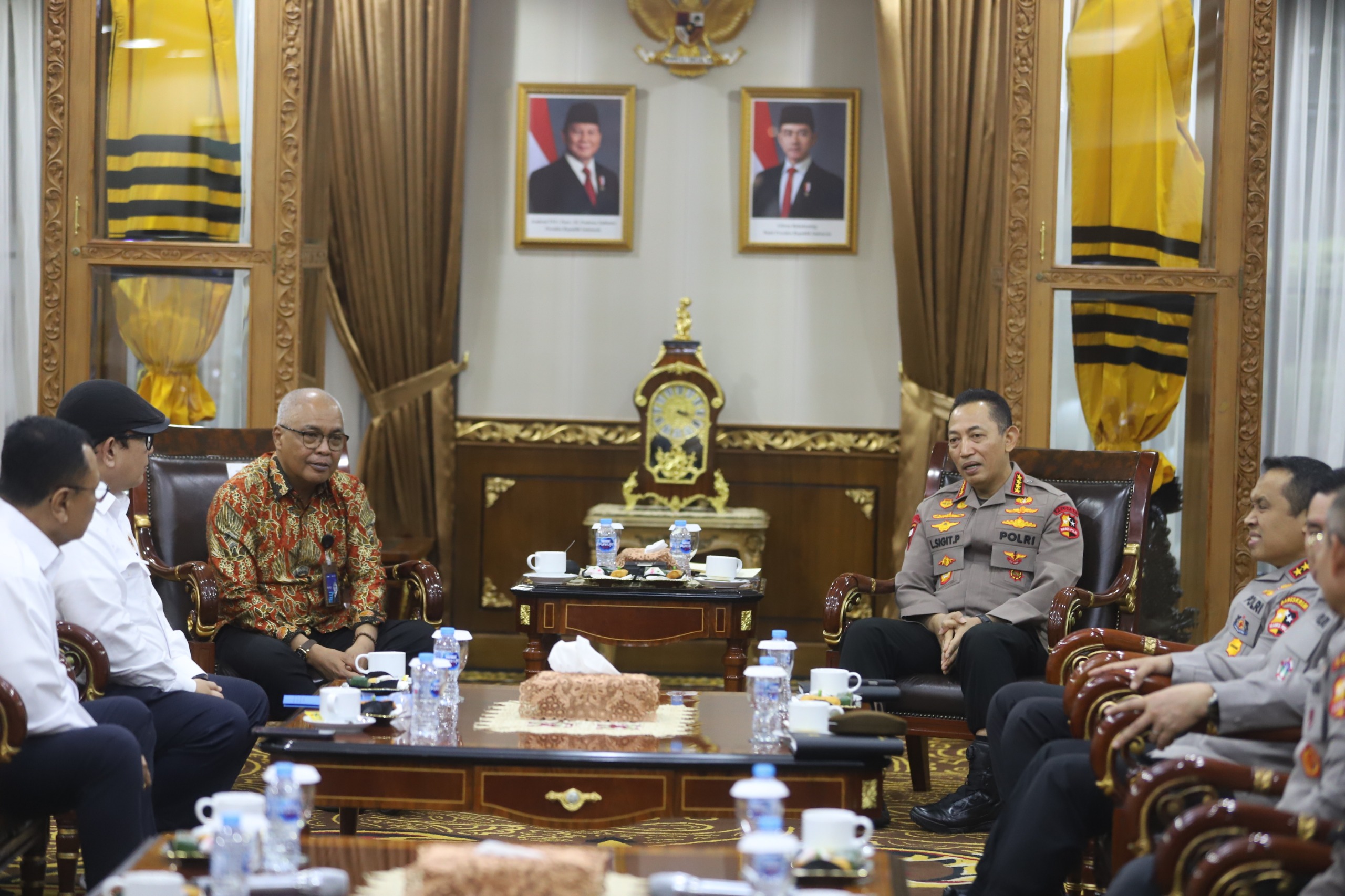 Jenderal Polisi Listyo Sigit Prabowo, menerima audiensi Pengurus Persatuan Wartawan Indonesia (PWI) Pusat di Mabes Polri, Jalan Trunojoyo, Jakarta, Senin (27/10/2025).