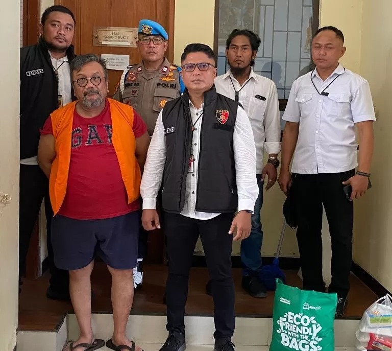 Togar Situmorang (depan kiri) saat dilimpahkan penyidik Polda Bali ke Kejaksaan, Senin (27/10/2025).