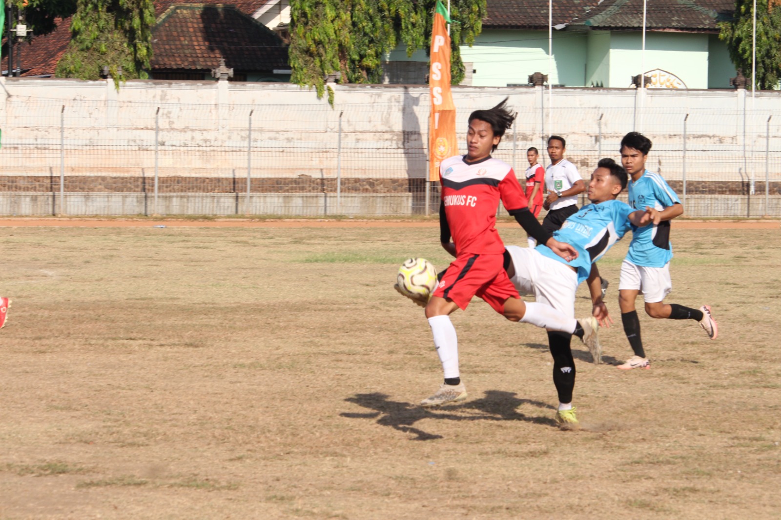Pertandingan sepak bola pada Liga 3 PSSI Buleleng di Stadion Mayor Metra Singaraja