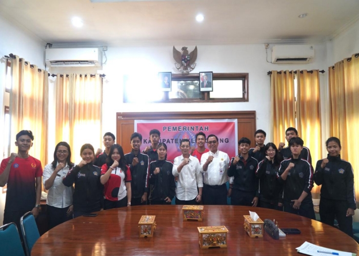 MOTIVASI : Pelepasan atlet dilakukan di ruang rapat Kantor Bupati Klungkung, Rabu (29/10/2025).