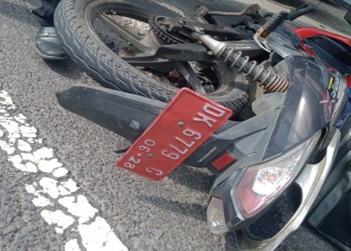 NAHAS : Kondisi kendaraan Supra X nopol DK 6779 G (plat merah) usai alami kecelakaan di Jalan Raya Denpasar&ndash;Gilimanuk, tepatnya di KM 78&ndash;79, Desa Yehembang Kangin, Jembrana.