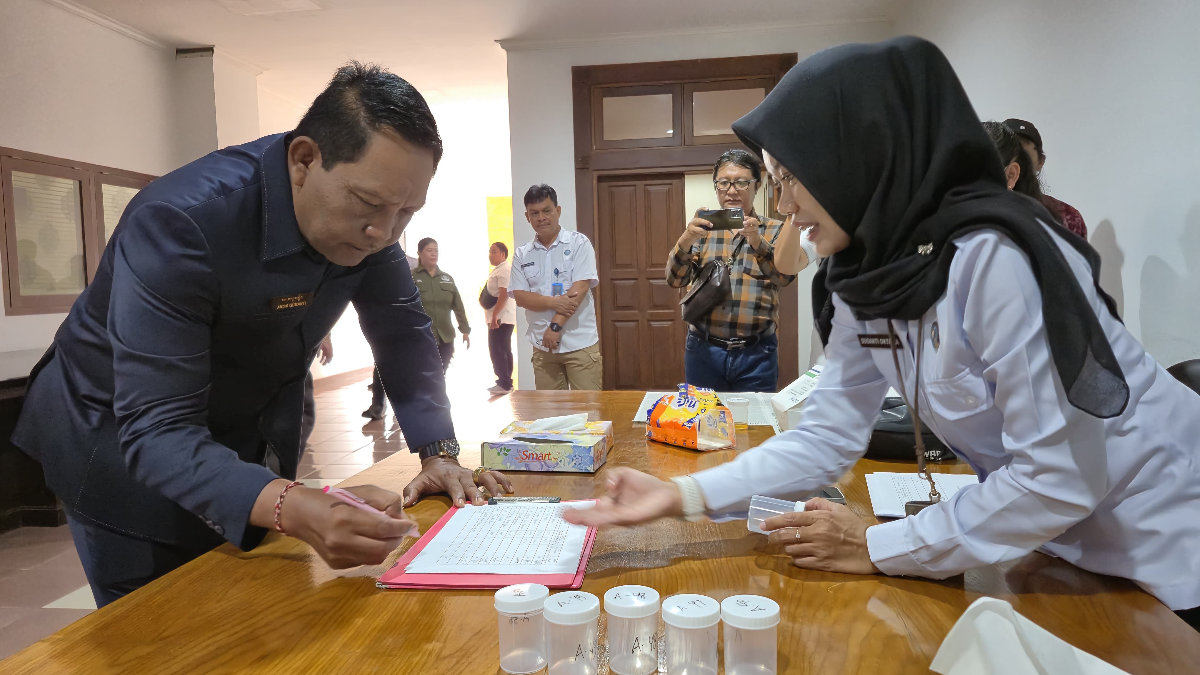 Ketua DPRD Badung, I Gusti Anom Gumanti saat mendaftarkan diri untuk mengikutintes urine, Rabu (29/10).