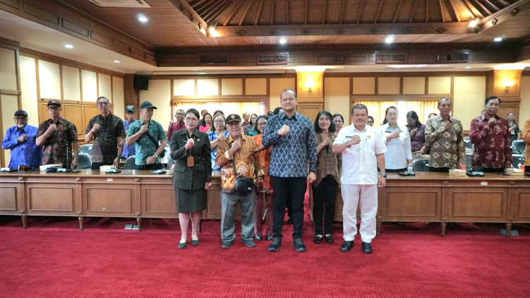 MEMBUKA: Wabup Badung, Bagus Alit Sucipta membuka Temu Regional Komda Lansia di Ruang Madya Gosana, Lantai III Kantor DPRD Kabupaten Badung, Selasa (28/10).