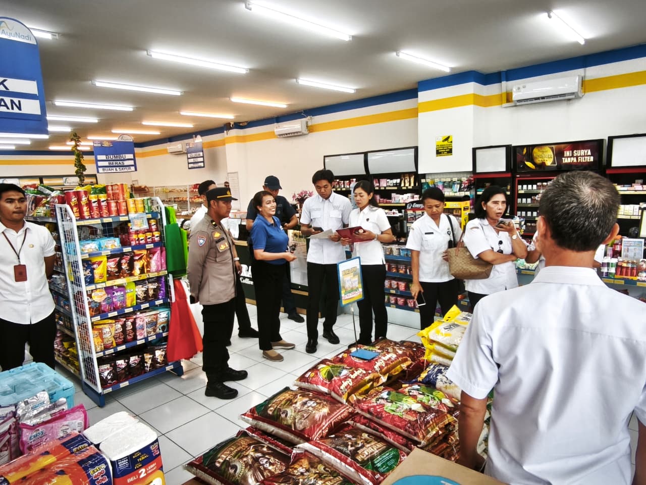SIDAK: Satgas Pangan Polda Bali saat melakukan sidak harga beras di Minimarket Ayu Nadi, Rabu (29/10). (Bali Express/I Gede Paramasutha)