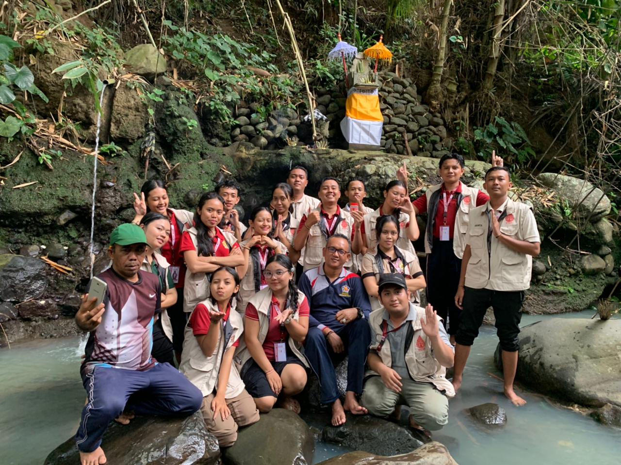 Mahasiswa Kuliah Kerja Nyata (KKN) Institut Mpu Kuturan menggelar kegiatan bertajuk &ldquo;EcoPurity&rdquo; di Pancoran Manasuli, Desa Nagasepaha, Kecamatan Buleleng, pada Jumat (24/10)