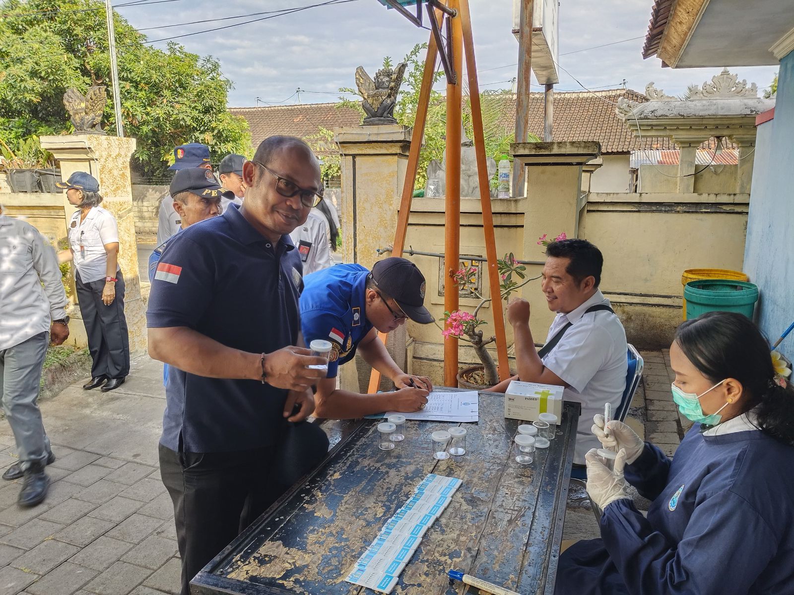 BNNK Buleleng melakukan tes urin terhadap pegawai Disdamkarmat Buleleng.