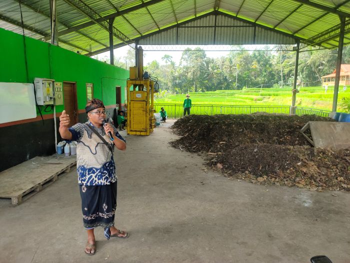 Pengolahan sampah organik menjadi pupuk kompos di TPS3R Desa Keliki, Gianyar.