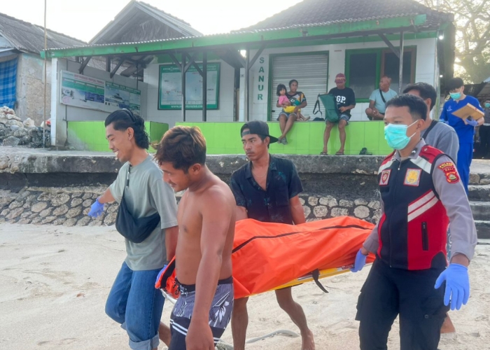 EVAKUASI : Proses evakuasi jenazah korban.