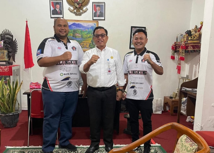 PENJARINGAN : Ketua PBVSI Klungkung, I Kadek Widya Sumartika (kiri) bersama Kadisdik Klungkung dan Sekretaris PBVSI Klungkung I Putu Agus Aksara Diantika (kanan).