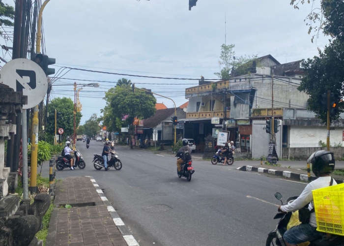 WASPADA : Traffic Light di Simpang Empat Untung Surapati padam.