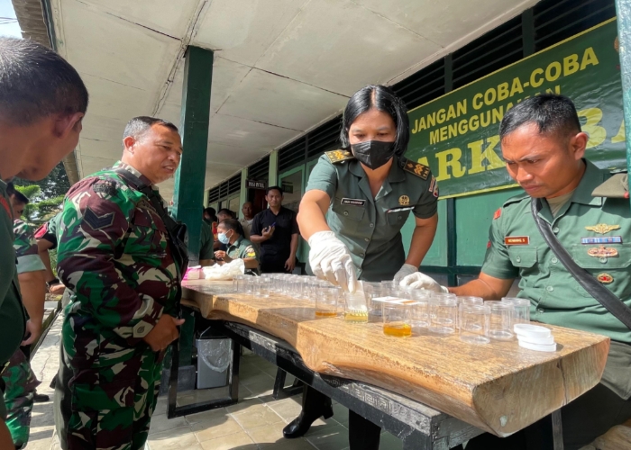 TES : Kegiatan rutin tes urine bagi anggota Kodim 1617/Jembrana, Kamis (30/10).