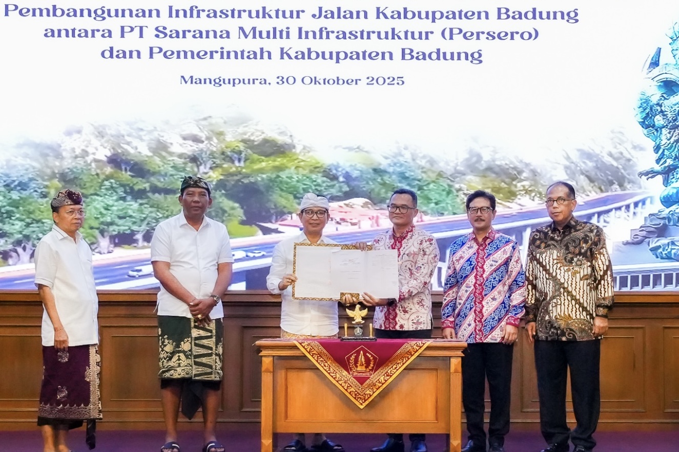 Bupati Wayan Adi Arnawa melakukan penandatanganan Perjanjian Pinjaman Daerah Pembangunan antara PT. SMI dengan Pemkab Badung, di Ruang Kertha Gosana, Puspem Badung, Kamis, (30/10).