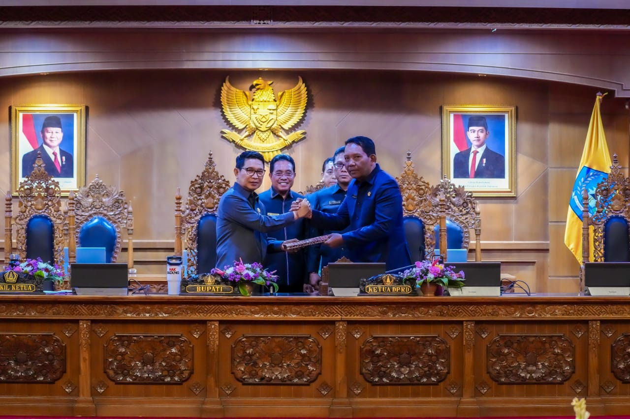 PARIPURNA: Bupati Adi Arnawa saat menyampaikan dua dokumen Raperda dalam Rapat Paripurna DPRD Badung di Ruang Utama Gosana, Kantor DPRD Badung, Rabu (29/10).