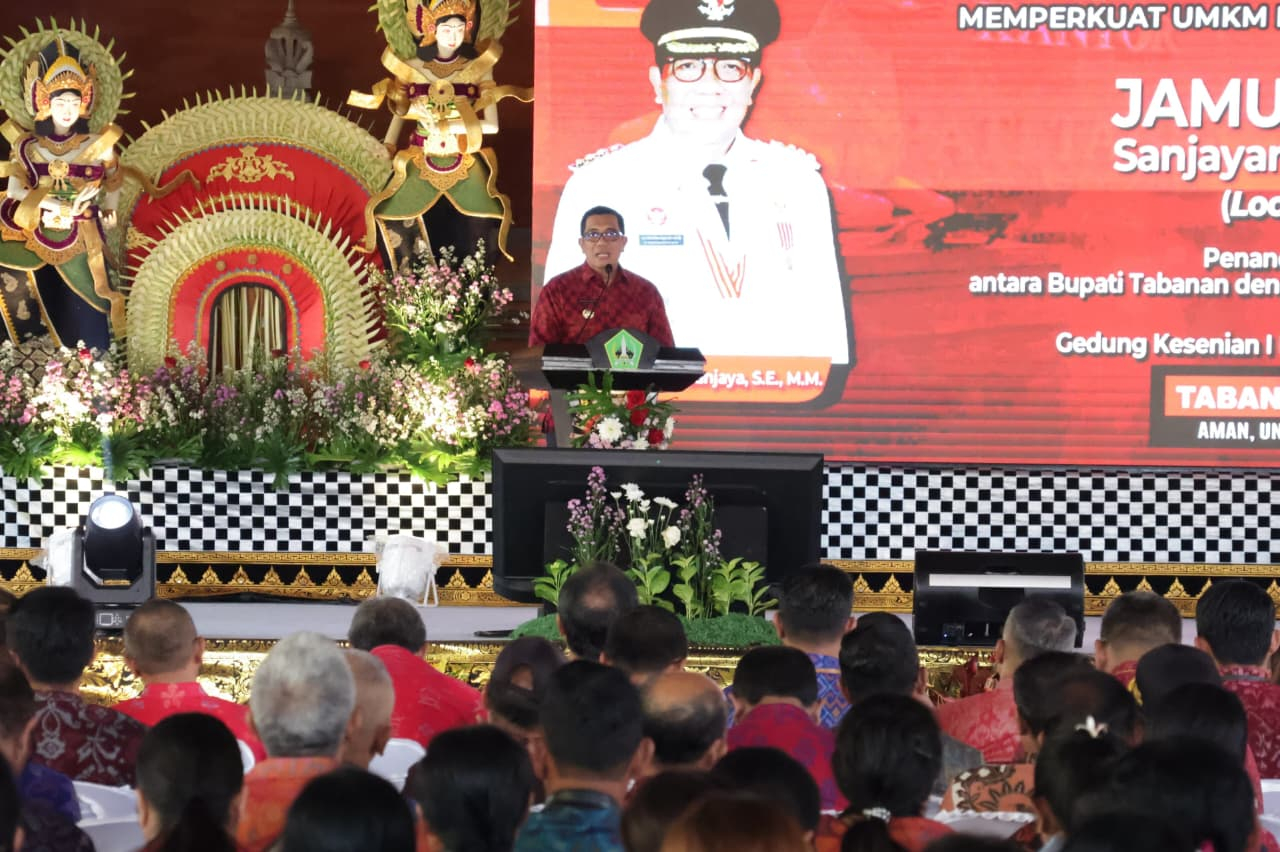 penandatanganan nota kesepahaman (MoU) yang melibatkan para perbekel se-Kecamatan Tabanan ini dilakukan di Gedung Kesenian I Ketut Maria, Rabu (29/10).