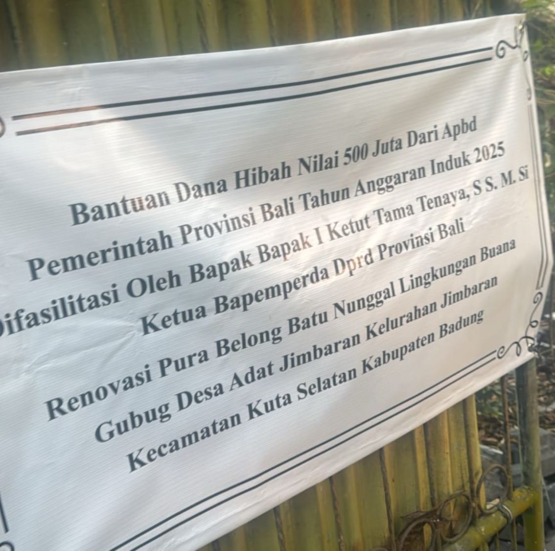 Spanduk bertuliskan soal hibah dari Pemprov Bali dan pembangunan pura di Jimbaran. (Bali Express/Istimewa)