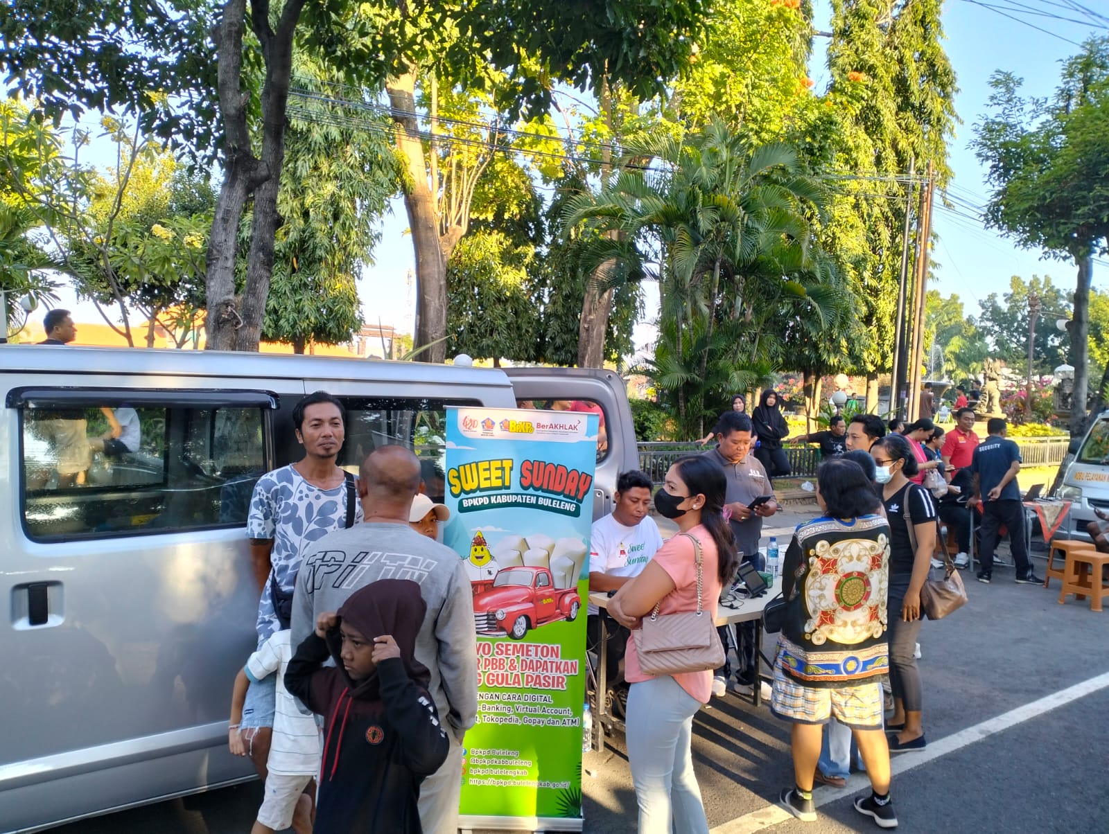 Layanan mobil keliling pajak dari BPKPD Buleleng saat Car Free Day di Taman Kota Singaraja.