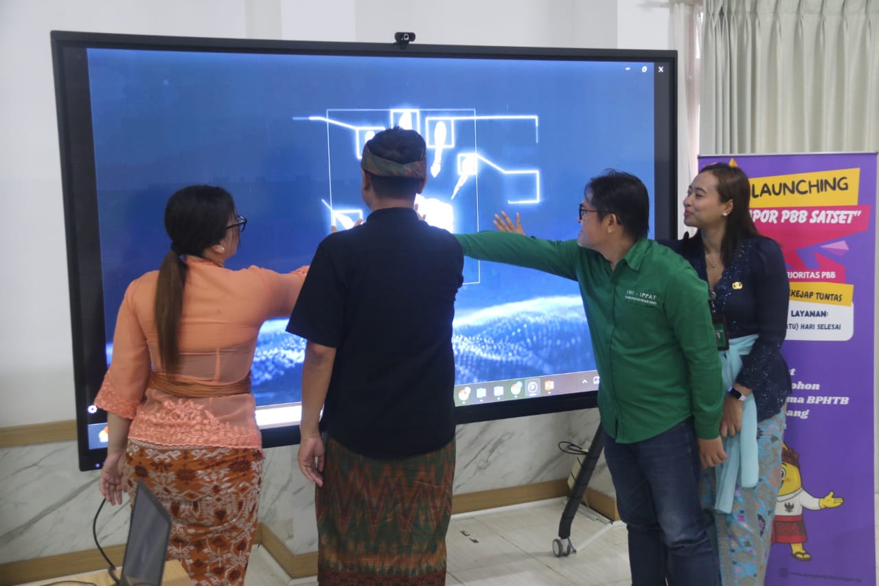Layanan mobil keliling pajak dari BPKPD Buleleng saat Car Free Day di Taman Kota Singaraja.