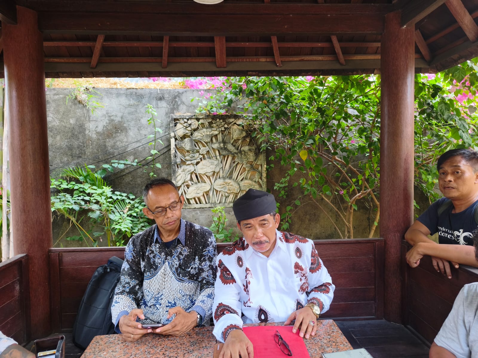 Kuasa Hukum Galih, Teddy Raharjo (kanan) menyampaikan terkait penanganan kasus kliennya di Polres Karangasem yang dinilai langgar prosedur. (Bali Express/istimewa)