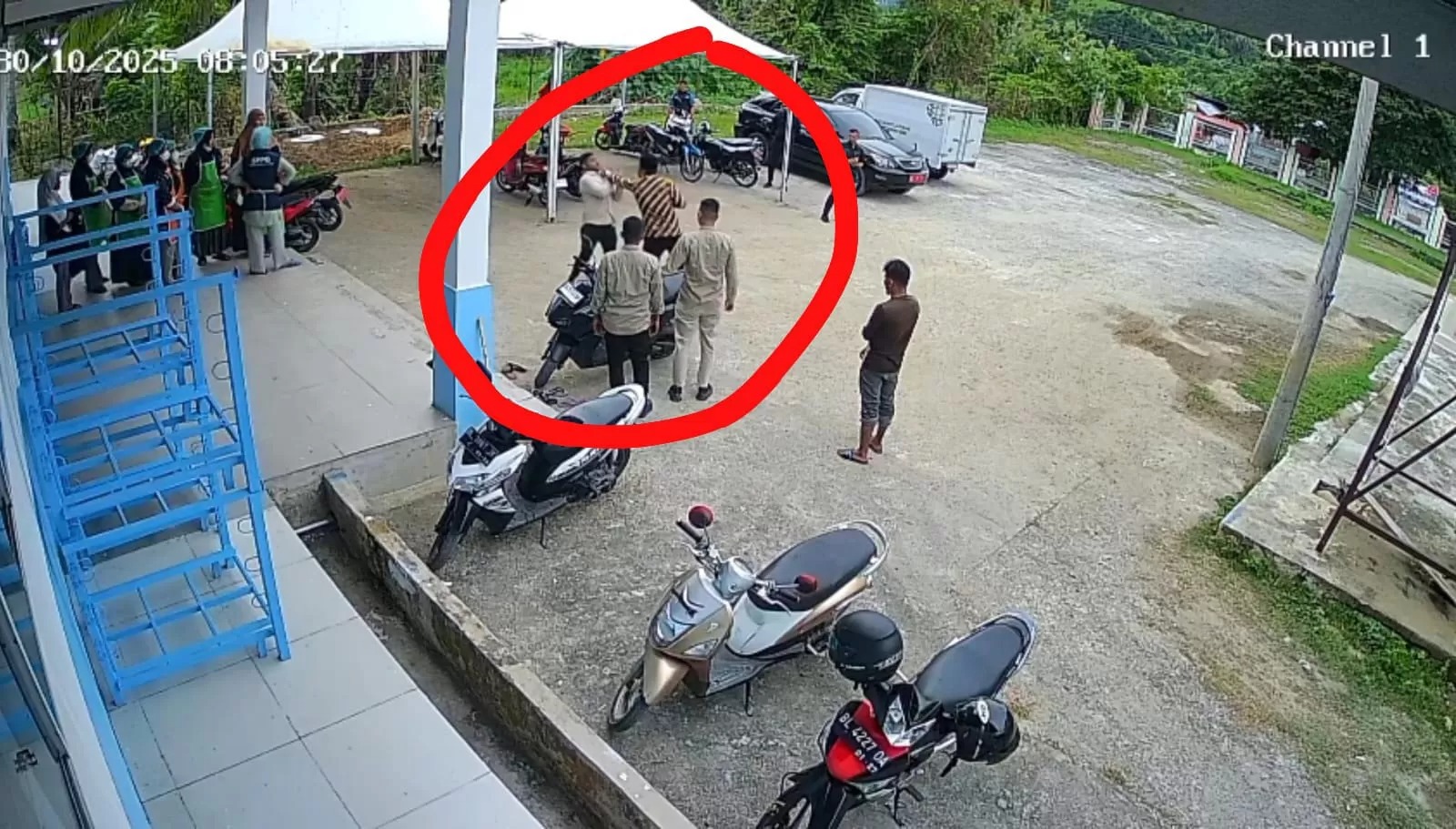 Wakil Bupati Pidie Jaya, Hasan Basri diduga melakukan tindakan kekerasan terhadap Muhammad Reza, Kepaka Dapur MBG di Pidie Jaya. (TikTok/Reza)
