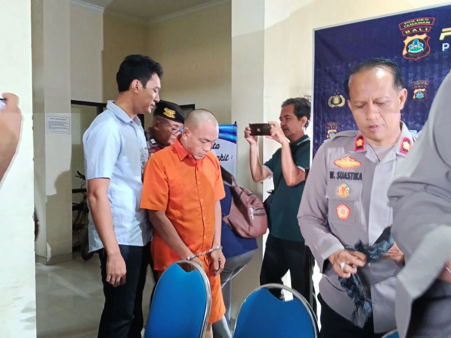 Putu Putra Hendrawan, tega menikam kekasih gelapnya di sebuah penginapan di Tabanan.