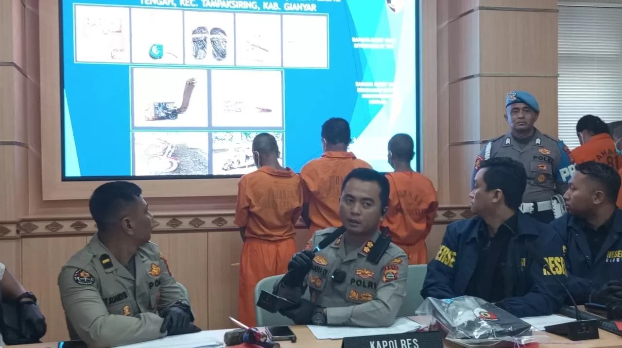 Kapolres Gianyar, AKBP Chandra C. Kesuma (tengah) menunjukkan para pelaku pembunuhan mandor proyek di Kabupaten Gianyar, Bali.