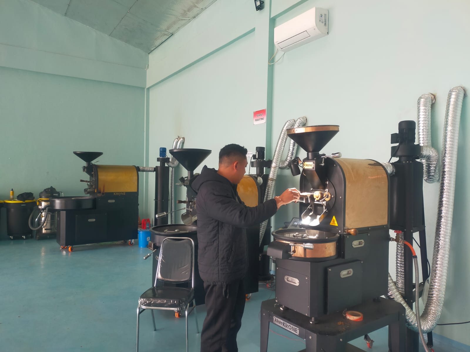 Salah satu pegawai di Sentra IKM Kopi Kintamani roasting kopi, Jumat (31/10/2025).&nbsp;