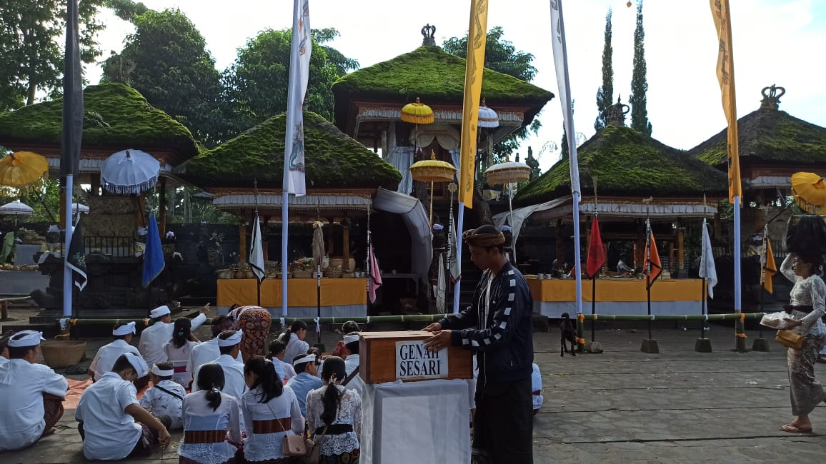 Suasana persembahyangan di Pura Dalem Puri, Besakih, Kecamatan Rendang, Karangasem