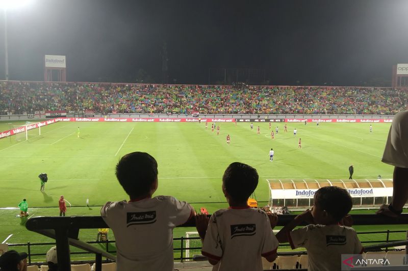 Penonton cilik menyaksikan pertandingan Bali United melawan Persib Bandung pada laga pekan ke-11 Super League 2025/2026 di Stadion Kapten I Wayan Dipta, Kabupaten Gianyar, Bali, Sabtu (1/11/2025).