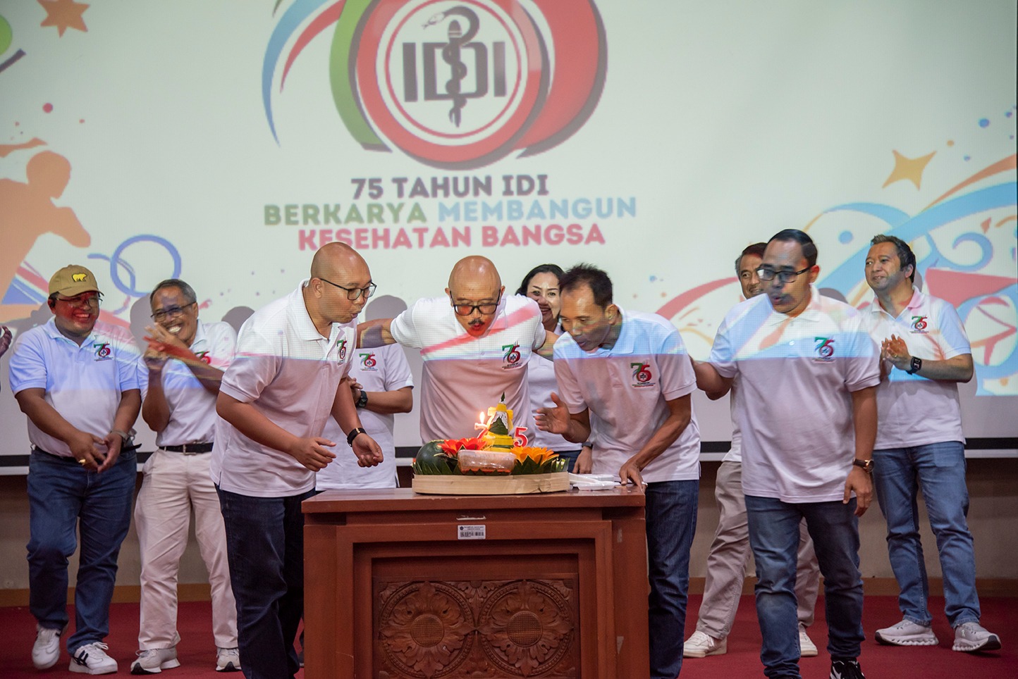 Ketua IDI Bangli dr. Ida Bagus Udayana Hanggara, Wabup Bangli I Wayan Diar, Ketua IDI Bali Prof. Dr. dr. I Md Sudarmaja, Ketua Panitia dr. I Ketut Sutarjana, Sp.PD, meniup lilin puncak HUT IDI Bali.