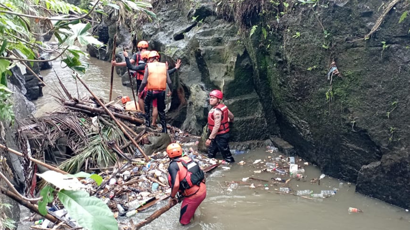 Tim SAR melakukan pencarian korban kecelakaan di Sungai Batu Dendeng, Banjar Bangkelisan, Desa Mas, Kecamatan Ubud, Gianyar.