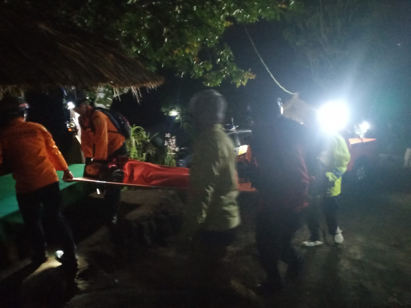 Tim SAR mengevakuasi Tania dari Gunung Sanghyang, Tabanan.