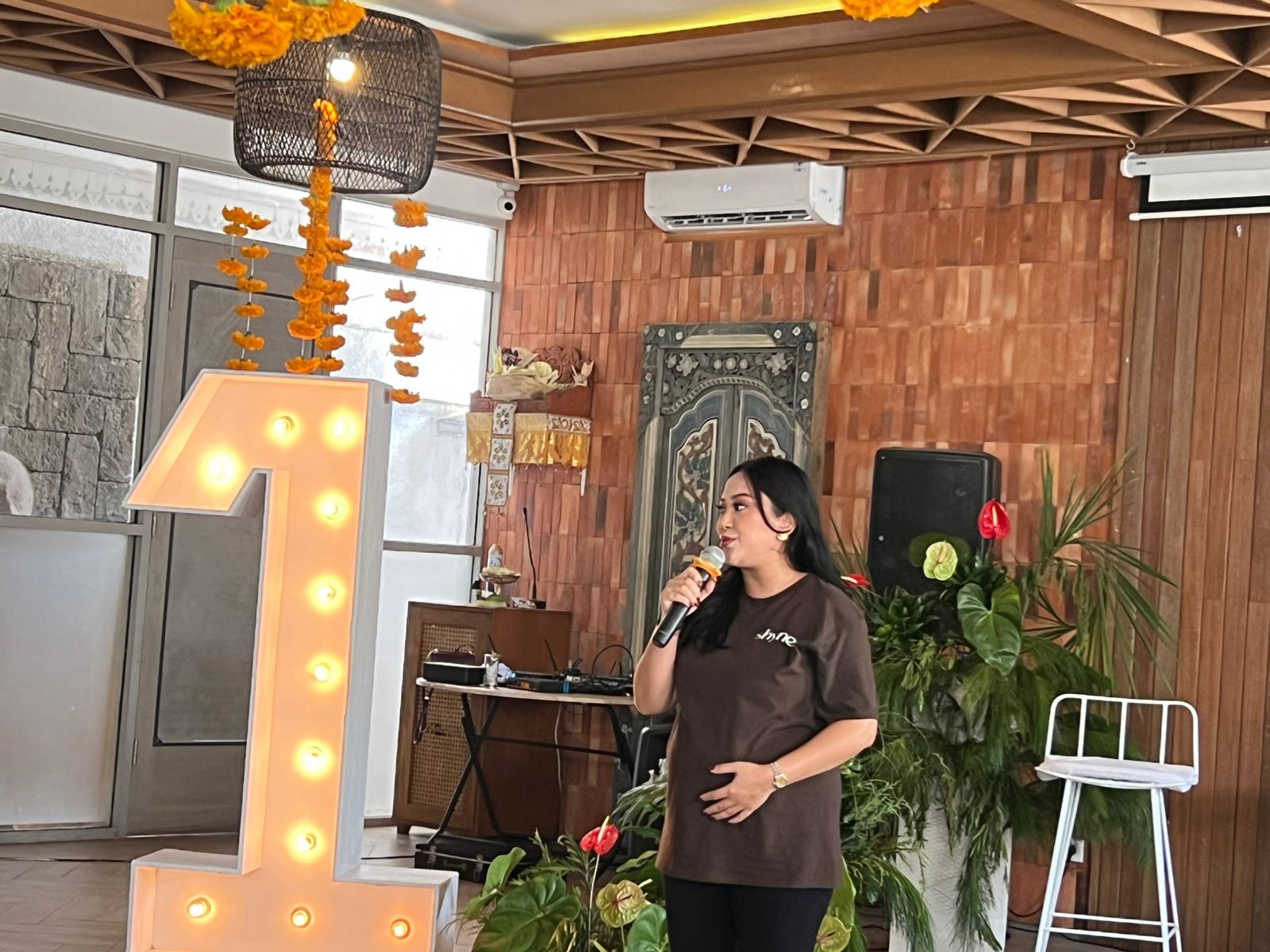 Owner Shyne Clinic, dr Tary Mantra Sp.DVE