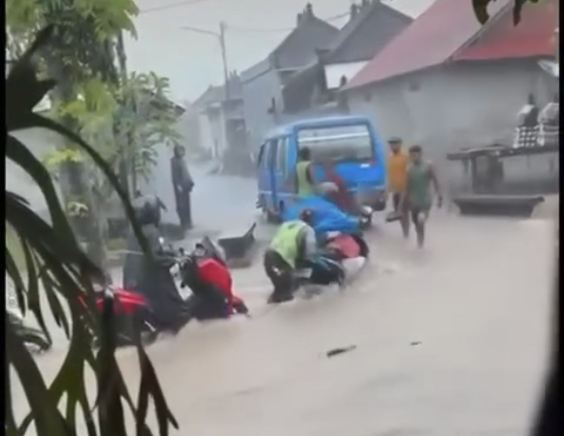 Kondisi Jalan Raya Denpasar-Singaraja, Desa Sembung, Kecamatan Mengwi yang mengalami banjir, Senin (3/11).