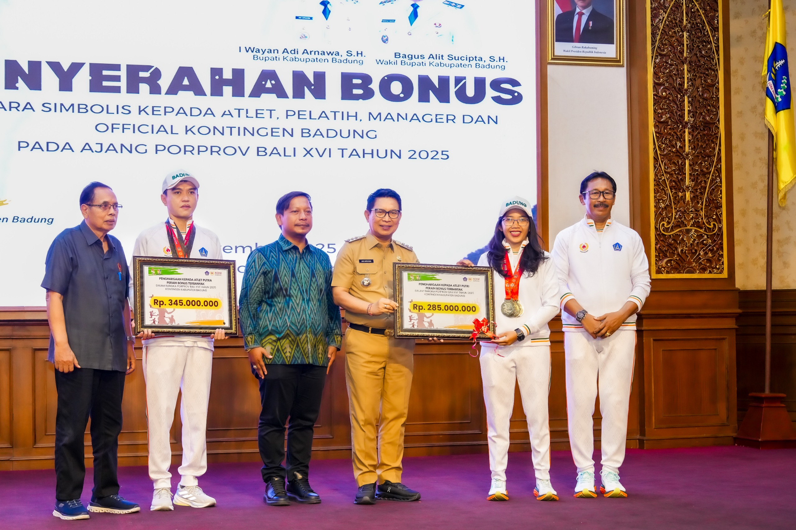 Bupati Adi Arnawa saat menyerahkan bonus atlet dan pelatih Porprov Bali XVI Tahun 2025 di Ruang Kertha Gosana, Puspem Badung, Senin (3/11).