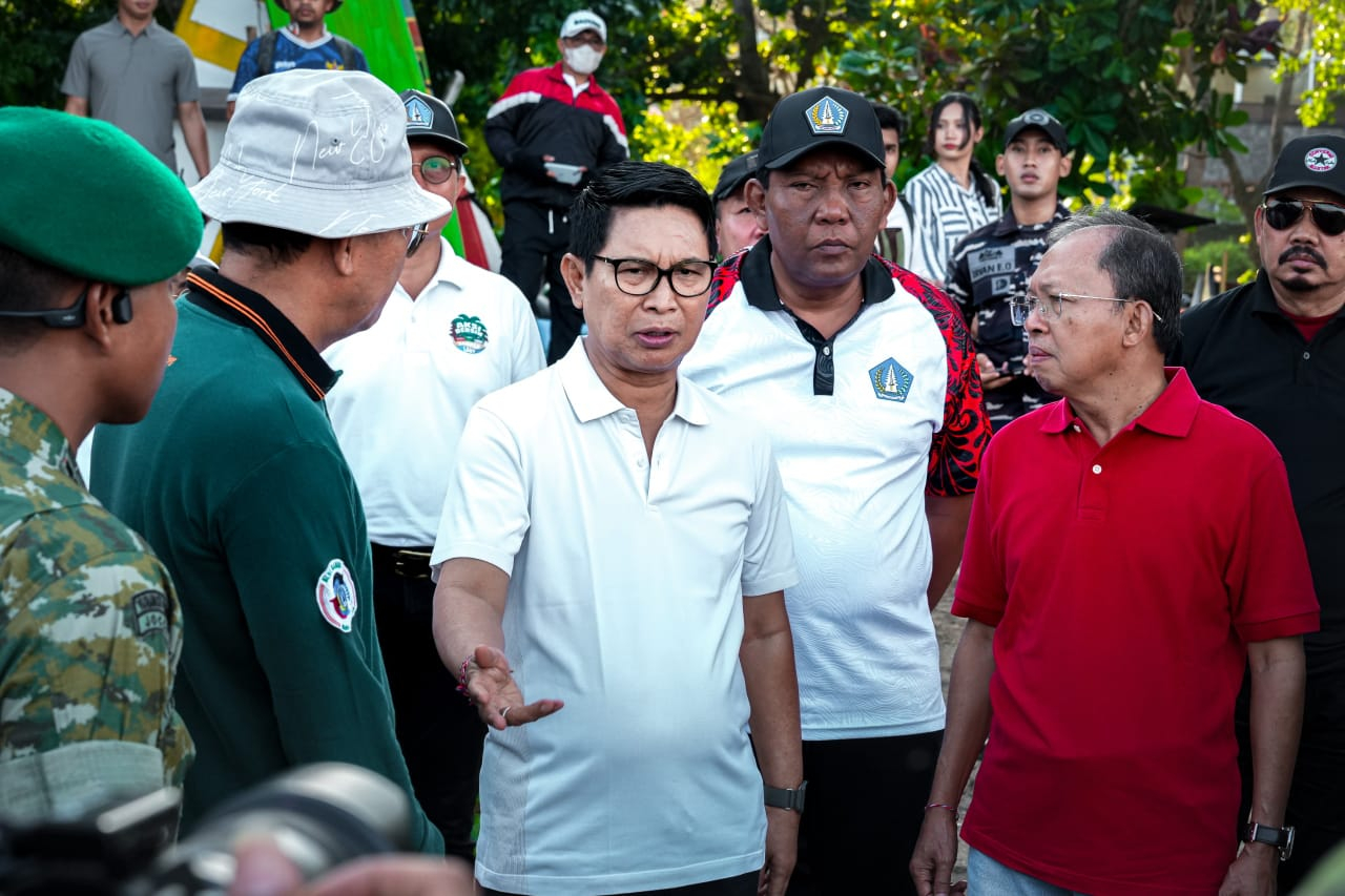 APEL SIAGA: Bupati Wayan Adi Arnawa saat menghadiri Apel Siaga Penanganan Sampah Pantai di Bali yang dipusatkan di depan Shelter Kebencanaan Baruna, Kuta, Badung, Minggu (2/11).
