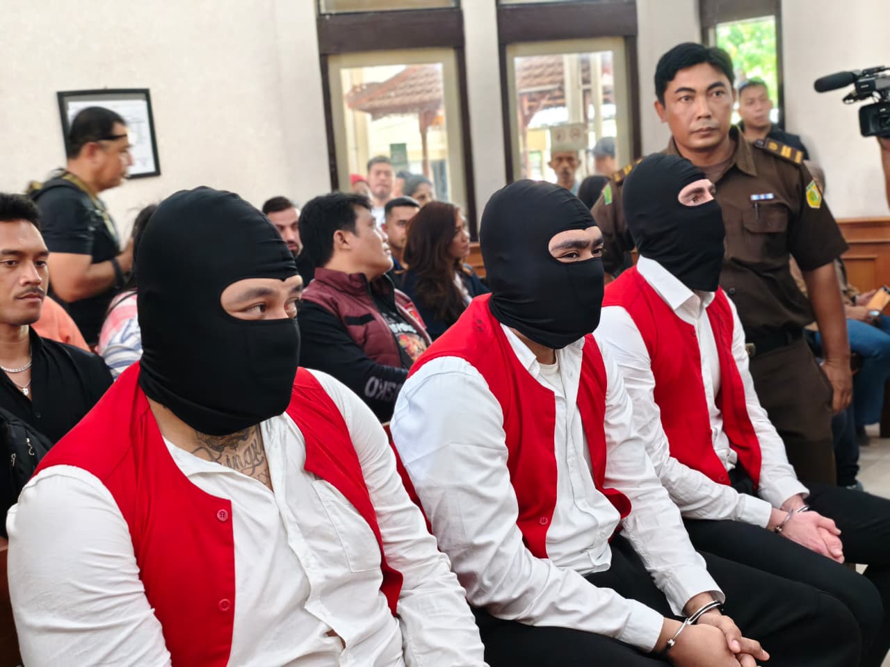 Tiga terdakwa penembakan Mevlut Coskun, 22, Paea-I-Midelmore Tupou, 26, dan Darcy Francesco Jenson, 27, sesaat sebelum sidang dimulai di PN Denpasar. (Bali Express/I Gede Paramasutha)