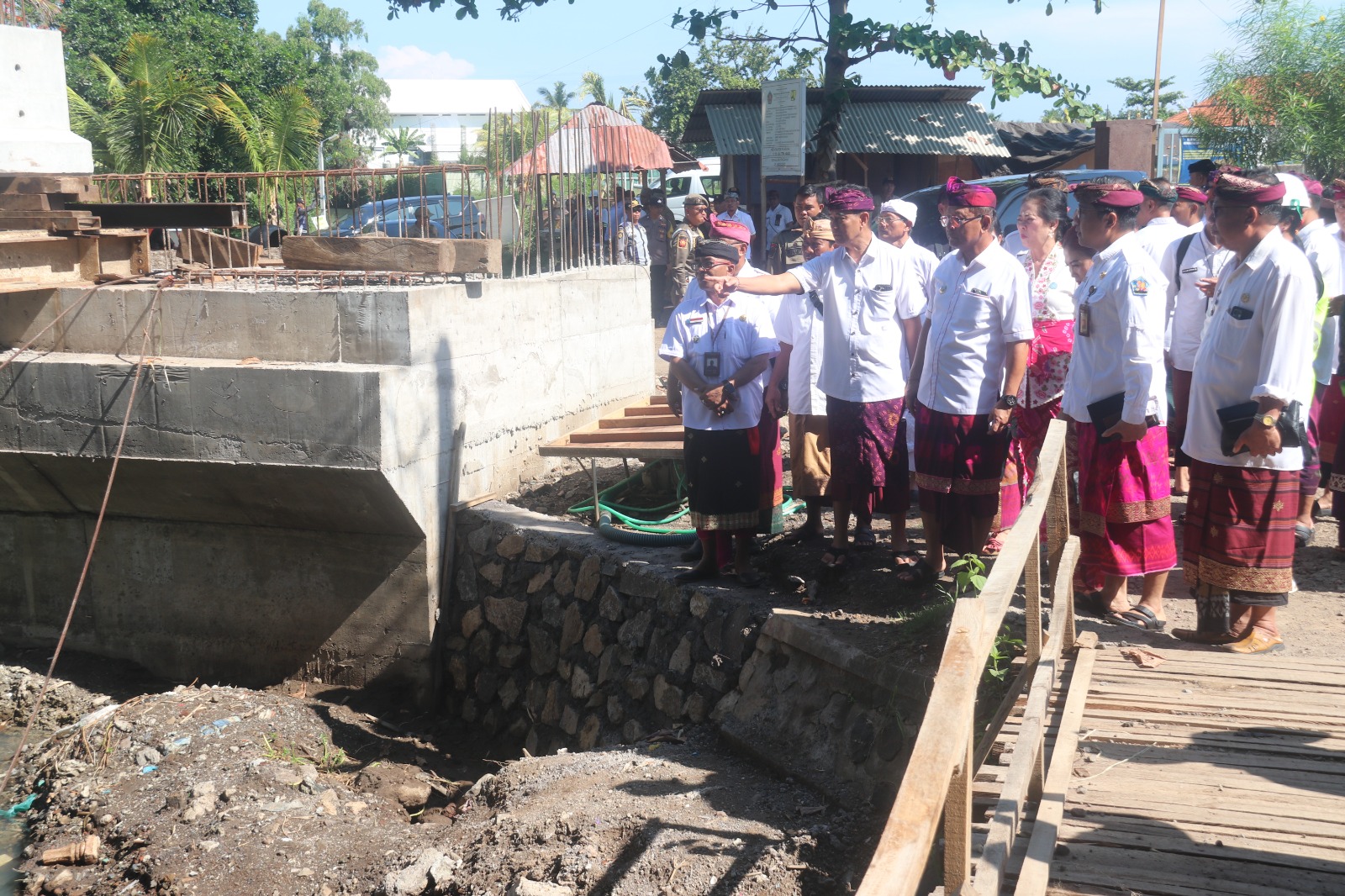 Kunjungan kerja perdana Bupati dan wakil Bupati Buleleng dalam setahun pemerintahan yang menyasar kawasan wisata Lovina dan sekolah.