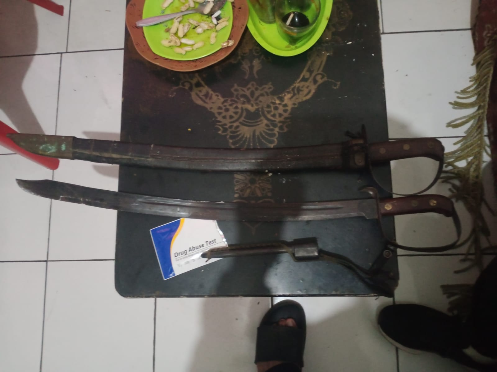 Barang bukti yang disita polisi saat mengamankan pelaku.