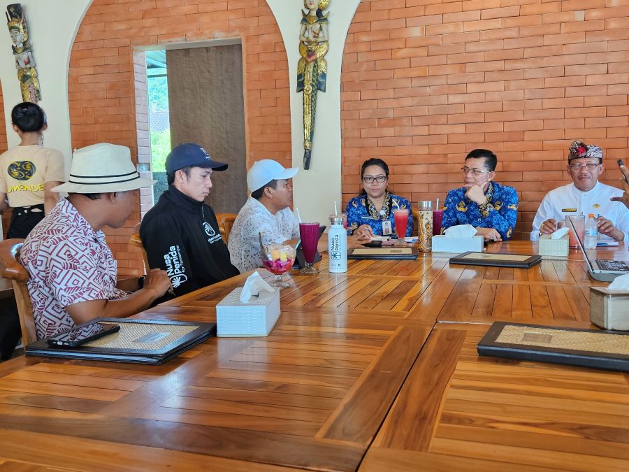 Bupati Klungkung I Made Satria (kanan) bersama Dinas Pariwisata dan Dinas Kebudayaan berdiskusi mengenai Nusa Penida Festival 2025.&nbsp;
